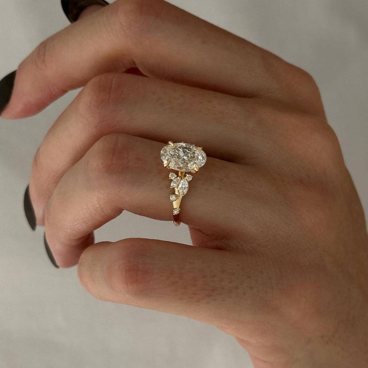 Oval‑Cut Diamond Engagement Ring, Vintage Vine‑Style Gold Women’s Ring