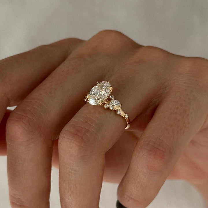Oval‑Cut Diamond Engagement Ring, Vintage Vine‑Style Gold Women’s Ring